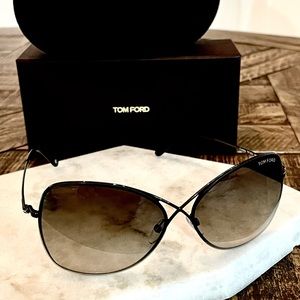 NWT Tom Ford 0250 Sunglasses Colette

08C - Shiny Gumetal - Smoke Mirror